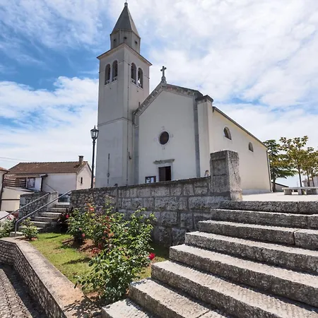 App 4- By Interhome Funtana